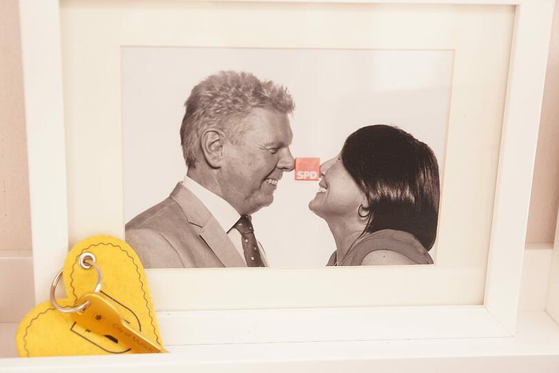 SPD-Romantik: Dieter und Petra Reiter Nase an Nase - mit einem Partei-Würfel dazwischen.