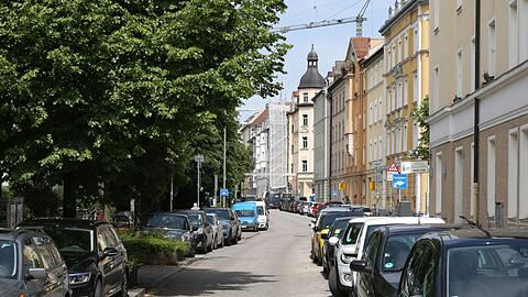 Zwischen Grün und gediegenen Altbauten schlängelt sich die Kellerstraße durch Haidhausen &ndash; die obligatorischen Baustellen fehlen freilich auch hier nicht