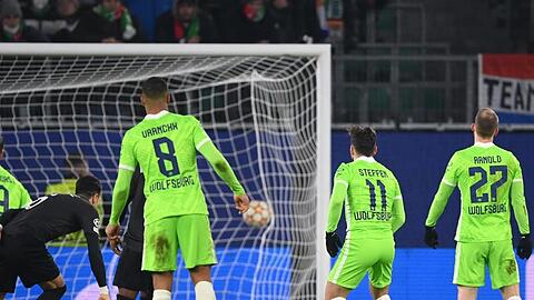 Wolfsburgs Renato Steffen (2.v.r.) schießt das Tor zum 1:3 gegen Lille.