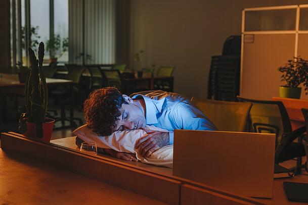 Sich im Büro kaputtarbeiten? Keine gute Idee, sagt Esmailzadeh. Sich im Büro kaputtarbeiten? Keine gute Idee, sagt Esmailzadeh.