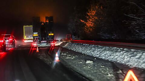 Ein Lastwagen hat sich auf der A4 bei Olpe festgefahren.