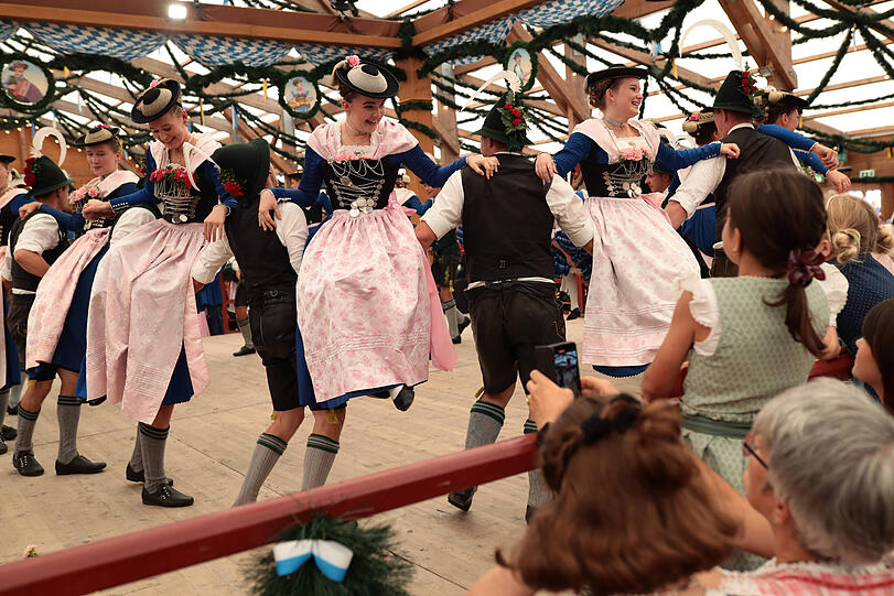 Nach dem Trachtenumzug wurde im Festzelt weitergetanzt. Nach dem Trachtenumzug wurde im Festzelt weitergetanzt.