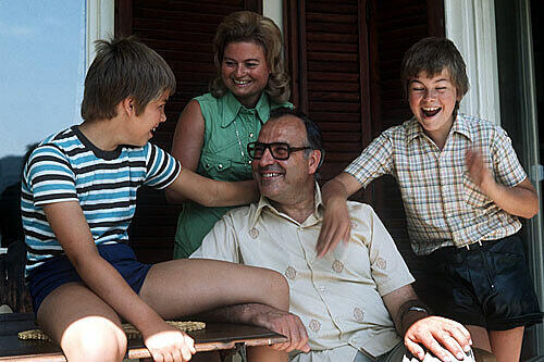Die Kohls: Familien-Idyll 1975 mit den Söhnen Walter (re.) und Peter. &bdquo;Wir liefen auf seiner politischen Bühne mit, als Teil des Bühnenbildes.&ldquo;