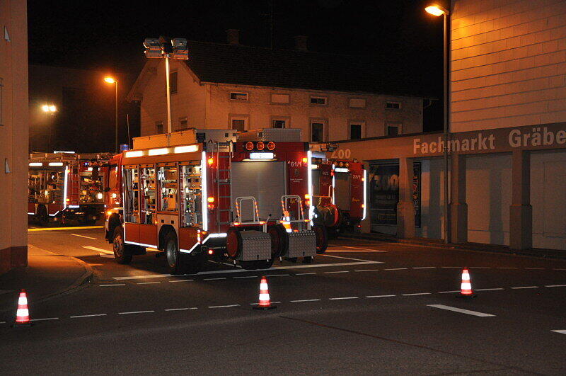 Altötting - Am Dienstagabend entzündete sich im Keller einer Metzgerei in der Mühldorfer Straße ein Feuer. Die Feuerwehr konnte das Feuer schnell unter Kontrolle bringen. Die Schadenshöhe ist noch unklar. Es gab keine Verletzten.