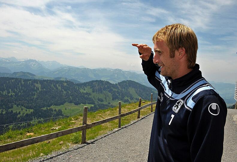 Daniel Bierofka (1860) ist zufrieden auf der Gipfelstation angekommen und schaut sich die grandiose Fernsicht auf die Allgäuer und österreichischen Alpen an.
