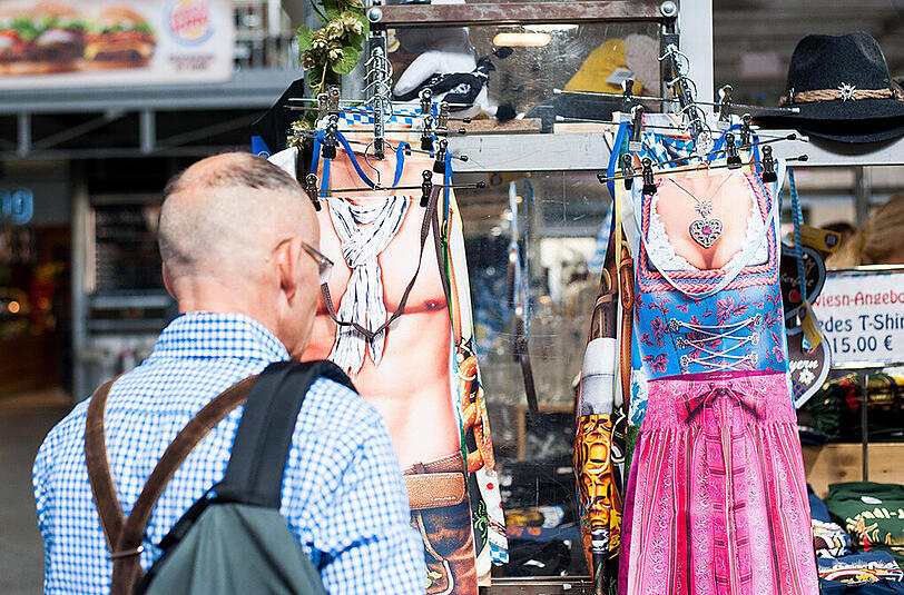 Flüchtlinge und Wiesn-Besucher treffen in München aufeinander, Bilder vom Hauptbahnhof am ersten Tag des Oktoberfests.