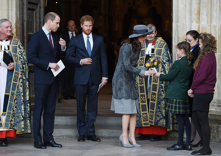 Prinz William verlässt gemeinsam mit seiner Frau Kate und seinem Bruder Harry die Westminster Abbey