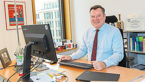 Sein Büro im Rathaus hat Ex-Bürgermeister Josef Schmid (CSU) verlassen. Das ist sein neuer Kanzlei-Schreibtisch im Lehel &ndash; hier arbeitet er meistens vormittags.