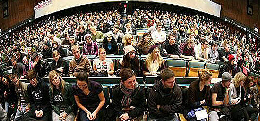 Studenten müssen rechtzeitig gegen eine Hochschule vorgehen, wenn sie ihren Platz im Hörsaal einklagen wollen.