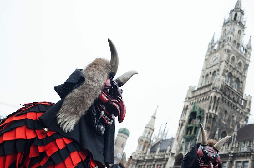 Die Damischen Ritter in Aktion: Impressionen vom Faschingszug durch die Altstadt am Sonntag.