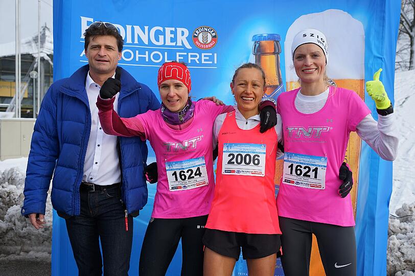 Winterlauf im Olympiapark. Hier gibt's die Bilder. Alexander Fricke mit den Siegerinnen...