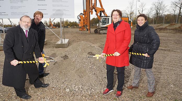 Packen symbolisch beim neuen Schulcampus mit an (v. l.): Helmut Aschl (MRG), Architekt Andreas Nies, Bürgermeisterin Christine Strobl und Stadtschulrätin Beatrix Zurek.