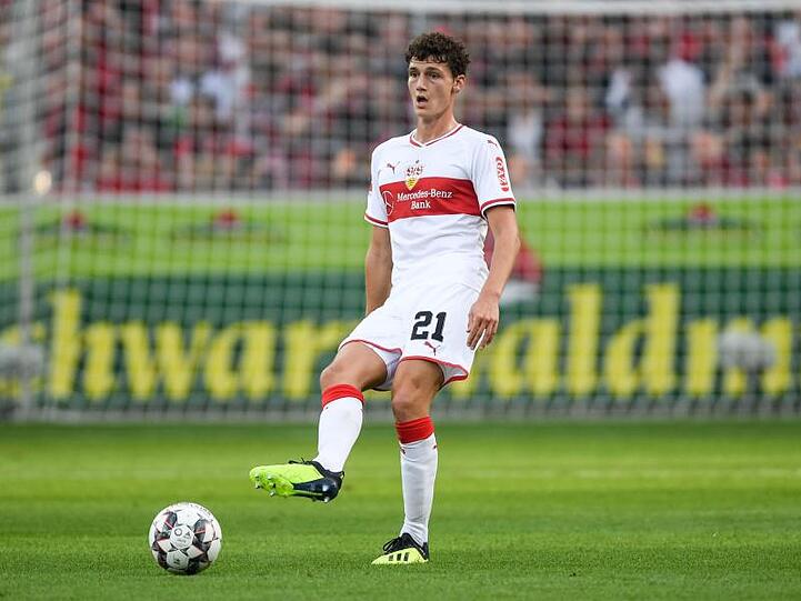 Benjamin Pavard von Stuttgart spielt den Ball. Foto: Patrick Seeger/Archiv