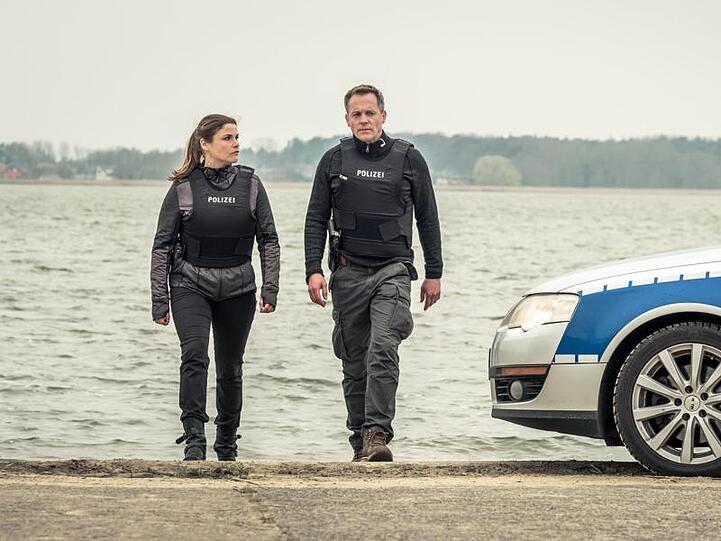 Thomas Jung (Johannes Zirner) und Nina Petersen (Katharina Wackernagel) verlassen den Ort des Showdowns.