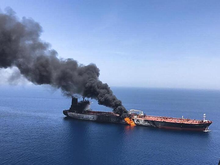 Der Tanker "Front Altair" steht Mitte Juni in der Straße von Hormus in Flammen. Der Vorfall erhöhte die Spannungen inn der Region weiter.