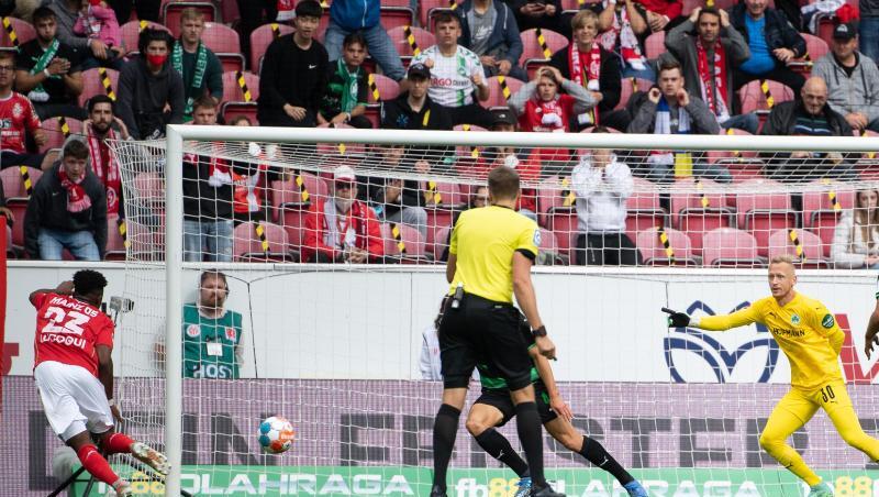 Der Mainzer Anderson Lucoqui (l) erzielt den 1:0-Führungstreffer - Fürths Torwart Sascha Burchert (2.v.r.) kann das Gegentor nicht mehr verhindern. Der Mainzer Anderson Lucoqui (l) erzielt den 1:0-Führungstreffer - Fürths Torwart Sascha Burchert (2.v.r.) kann das Gegentor nicht mehr verhindern.