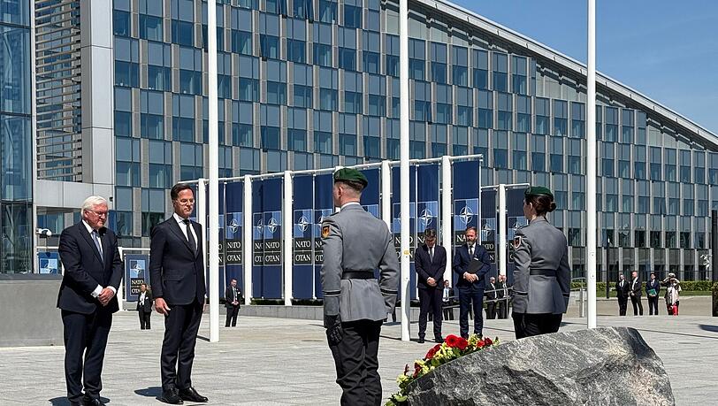 Mit einer Kranzniederlegung vor dem Nato-Hauptquartier begann der Festakt zum Beitritt Deutschlands zum Verteidigungsbündnis vor 70 Jahren.
