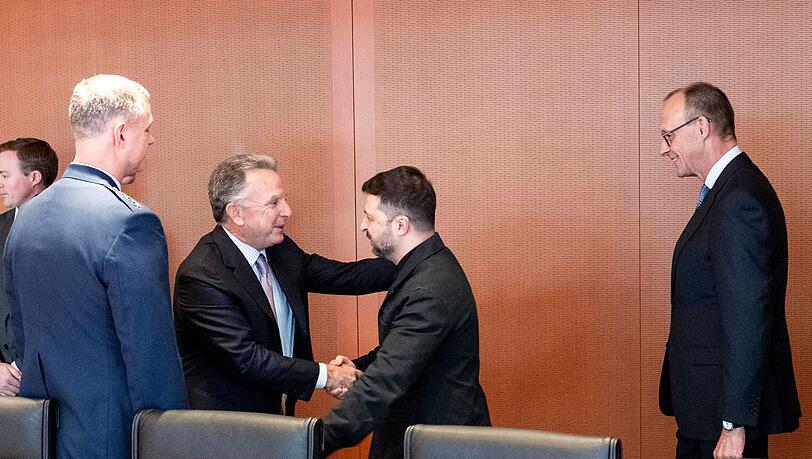 Bei der Begr&uuml;&szlig;ung war Kanzler Friedrich Merz (CDU) noch zugegen. Anschlie&szlig;end zog er sich zur&uuml;ck.