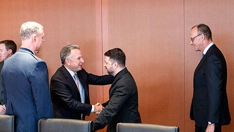 Bei der Begrüßung war Kanzler Friedrich Merz (CDU) noch zugegen. Anschließend zog er sich zurück.