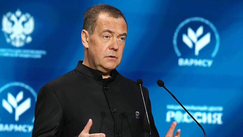 Der Vizechef des russischen nationalen Sicherheitsrates, Dmitri Medwedew, bringt als Reaktion auf die Sanktionen gegen Moskau direkte Angriffe auf deutsche Rüstungsbetriebe ins Spiel. (Archivbild) Der Vizechef des russischen nationalen Sicherheitsrates, Dmitri Medwedew, bringt als Reaktion auf die Sanktionen gegen Moskau direkte Angriffe auf deutsche Rüstungsbetriebe ins Spiel. (Archivbild)