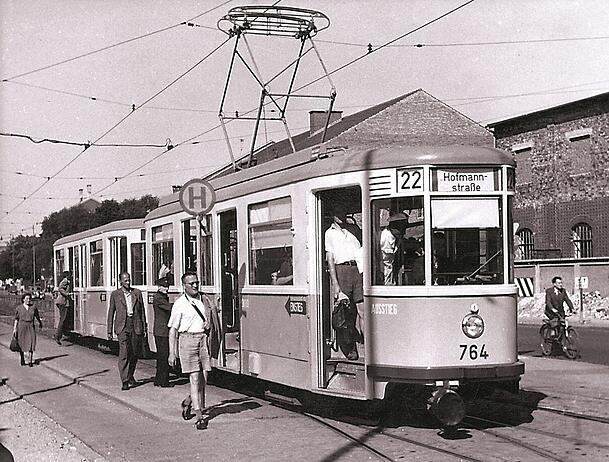Ein sogenannter M-Wagen. Zwischen 1950 und 1965 erhielten die Stadtwerke München 286 Trieb- und 246 Beiwagen in fünf Serien. Der meistgebaute Lenkdreiachser der Welt prägte das Stadtbild über Jahrzehnte bis 1997. Ein sogenannter M-Wagen. Zwischen 1950 und 1965 erhielten die Stadtwerke München 286 Trieb- und 246 Beiwagen in fünf Serien. Der meistgebaute Lenkdreiachser der Welt prägte das Stadtbild über Jahrzehnte bis 1997.