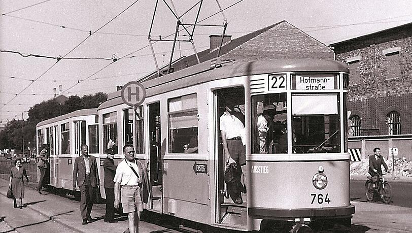 Ein sogenannter M-Wagen. Zwischen 1950 und 1965 erhielten die Stadtwerke München 286 Trieb- und 246 Beiwagen in fünf Serien. Der meistgebaute Lenkdreiachser der Welt prägte das Stadtbild über Jahrzehnte bis 1997. Ein sogenannter M-Wagen. Zwischen 1950 und 1965 erhielten die Stadtwerke München 286 Trieb- und 246 Beiwagen in fünf Serien. Der meistgebaute Lenkdreiachser der Welt prägte das Stadtbild über Jahrzehnte bis 1997.