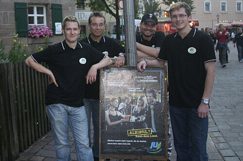 Das Plakat-Motiv der Bundeszentrale mit dem Logo der JU: Hier können Andreas Morgenstern, Florian Bussmann, Robert Beleke und Benjamin Roth (v.li) über ihre Aktion in Wendelstein noch lachen.