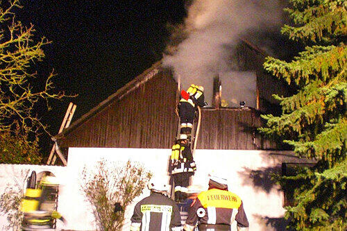 Das Zimmer des Sohnes brannte komplett aus &ndash; trotz des Einsatzes von über 60 Feuerwehrmännern in dem Dorf Grub. Sie konnten nur noch die Leiche des 18-Jährigen bergen.