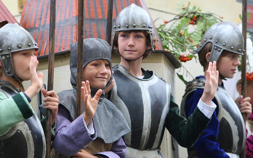 Der Umzug ist Höhepunkt des Landsberger Ruethenfestes. In dem Fest das alle vier Jahre begangen wird, stellen 1100 Kinder die geschichtlichen Stationen ihrer Stadt nach.