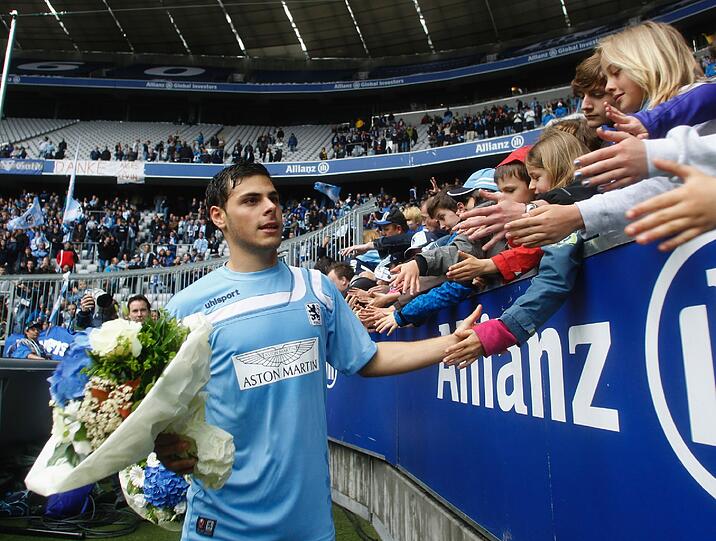 Blumen vom Verein und einen Handschlag von den Fans: Die Löwen Kevin Volland und Stefan Aigner auf ihrer Abschiedstour durch die Allianz Arena.