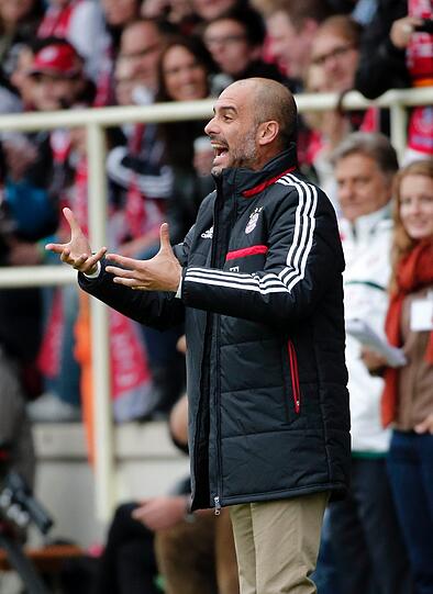 Pep gestikuliert an der Seitenlinie.