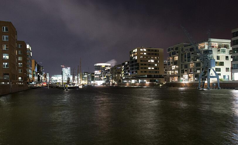 Die Magellan Terrassen in der Hafencity in Hamburg sind am Abend des 06.12.2013 von einer zweiten Sturmflut überschwemmt.