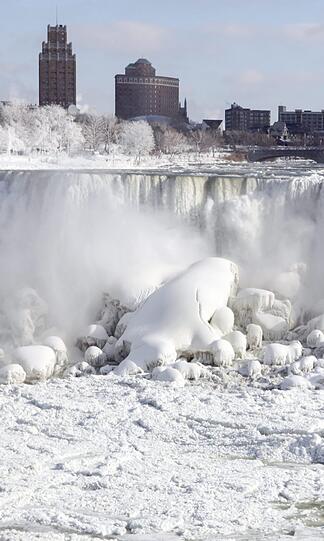 Die Niagarafälle im Schnee: Der riesige Wasserfall, der im Osten die Grenze zwischen den USA und Kanada markiert, ist bei eisigen Temperaturen verschneit und teils zugefroren. Die irren Bilder!