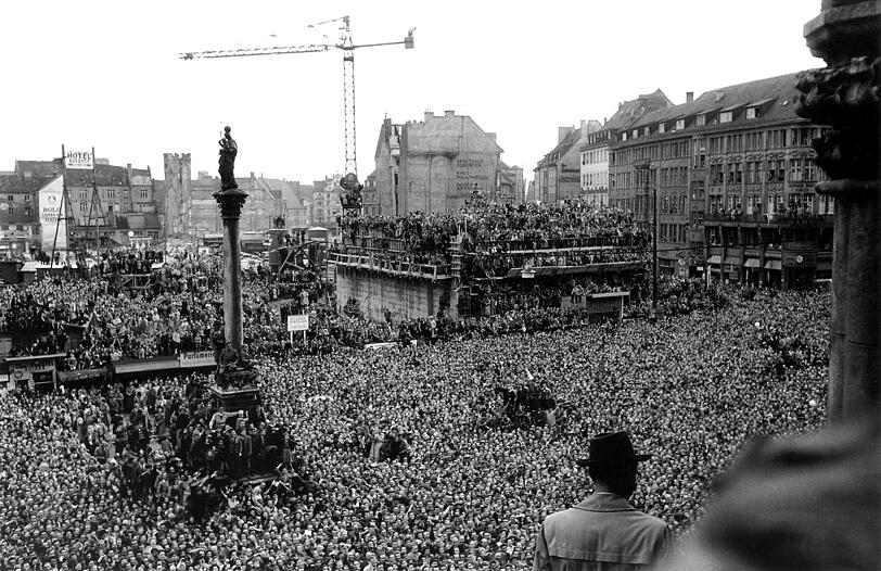 Marienplatz 1954: Empfang für die Fußball-Weltmeister. Rechts im Bild: das vom Krieg unversehrte Roman-Mayr-Haus.