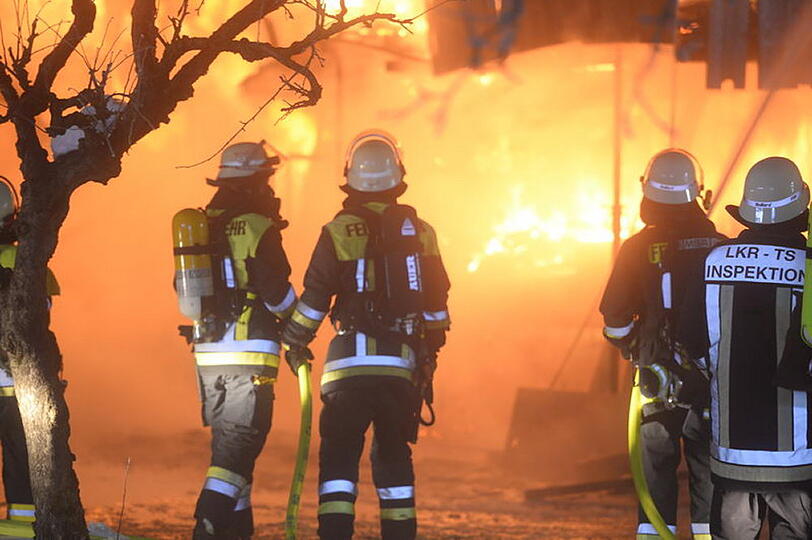 Brand in Obing: In einer Schreinerei war Feuer ausgebrochen. 200 Feuerwehrler kämpften gegen die Flammen. Das Gebäude brannte nieder.