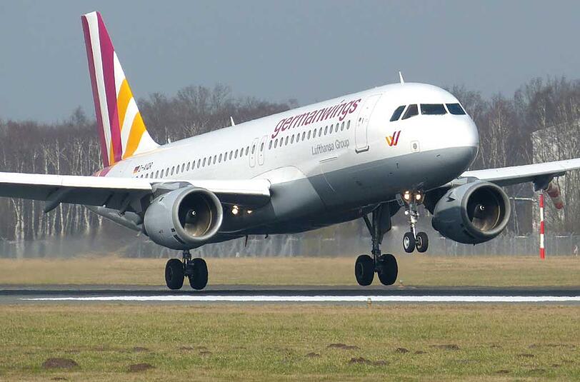 Ein Airbus A320 der Fluggesellschaft Germanwings, aufgenommen am 07.03.2014 in Hamburg. Bei dem in Frankreich abgestürzten Airbus A320 handelt es sich nach Angaben der Deutschen Flugsicherung um eine Germanwings-Maschine. Die Maschine sei auf dem Weg von Barcelona nach Düsseldorf gewesen, teilte die Flugsicherung mit. 142 Passagiere waren demnach an Bord.