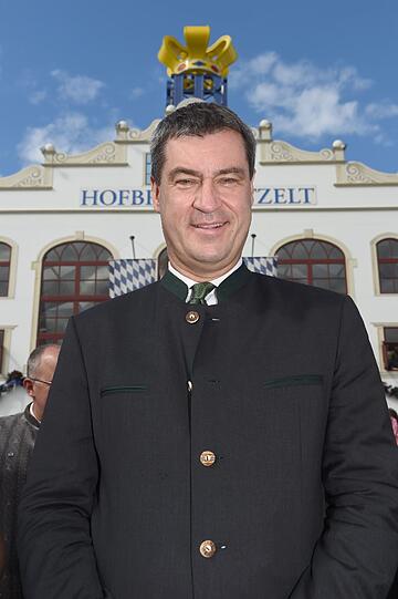 Und wann immer es sich arrangieren lässt, auch gerne genommen: Markus Söder mit Krone.