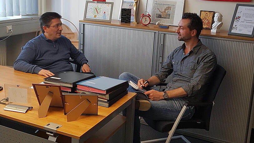 Athanasios "Saki" Stimoniaris mit AZ-Reporter Matthias Eicher. Athanasios "Saki" Stimoniaris mit AZ-Reporter Matthias Eicher.