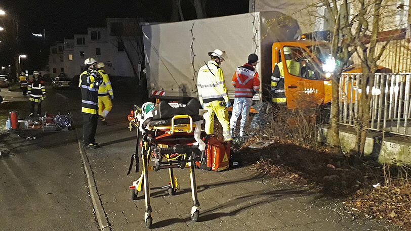 Der Kleinlaster landete unter dem Balkon. Der Fahrer wurde nur leicht verletzt.