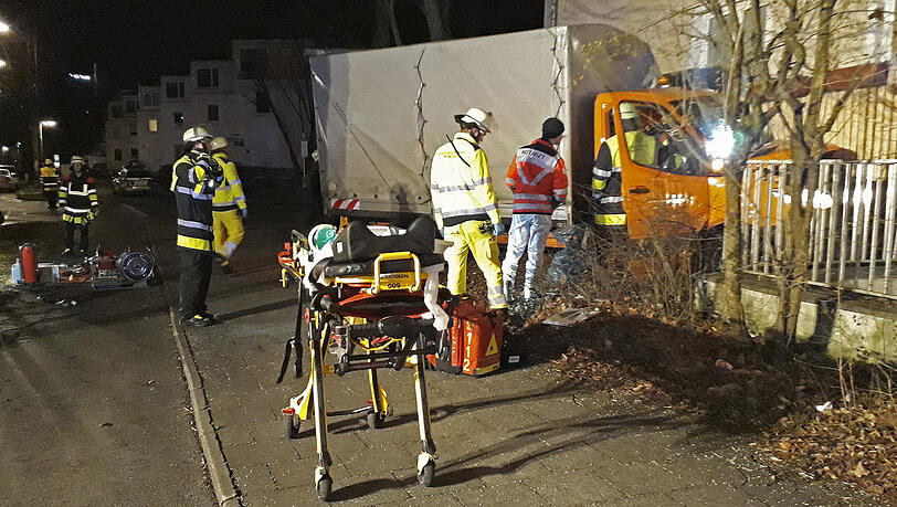 Der Kleinlaster landete unter dem Balkon. Der Fahrer wurde nur leicht verletzt. Der Kleinlaster landete unter dem Balkon. Der Fahrer wurde nur leicht verletzt.