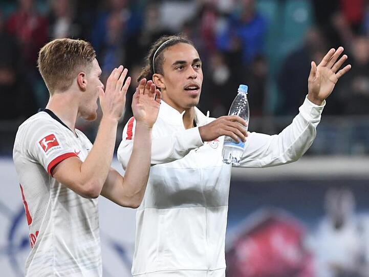 Die Leipziger Marcel Halstenberg (l) und Yussuf Poulsen pausieren beim Spiel in Brmen.