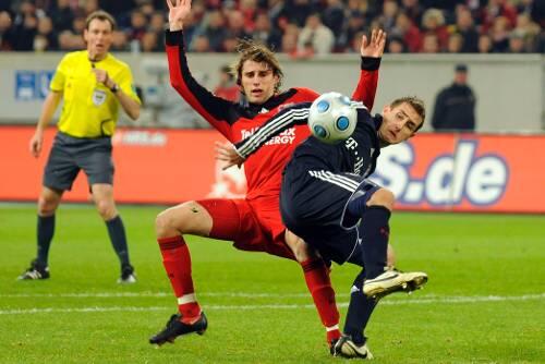 Abnutzungskampf: Miro Klose (r.) im Duell mit Leverkusens Henrique.