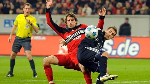 Abnutzungskampf: Miro Klose (r.) im Duell mit Leverkusens Henrique.