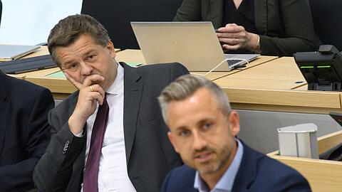 Reden? Kooperieren? CDU-Spitzenkandidat und Ministerpr&auml;sident Sven Schulze blickt auf seinen AfD-Herausforderer Ulrich Siegmund. (Archivbild)