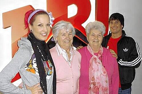 Nicole Krüger und Florian Kerschner mit ihren beiden Großmüttern Marga Krüger und Gertrud Haas.