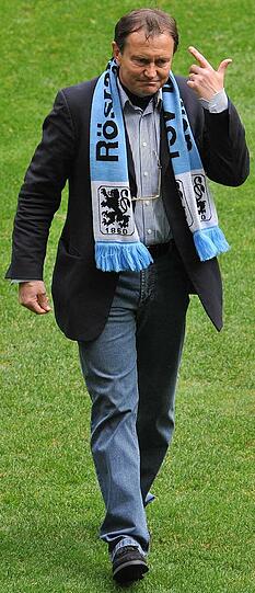 13.05.2009 - 30.06.2010: Ewald Linien holte in den beiden noch ausstehenden Spielen der Saison 2008/09 zwar nur einen Punkt, dieser reichte den Münchner Löwen jedoch zum Klassenerhalt. In der darauffolgenden Saison landete die Mannschaft nach einem sehr schwachen Start am Ende noch auf Platz 8.