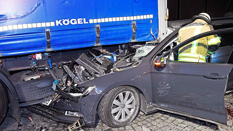 Auf der A99 bei Aschheim krachte ein Fahrzeug in einen Lkw. Der Fahrer wurde schwer verletzt.