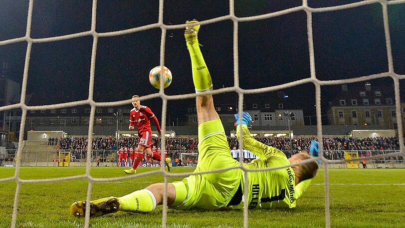 Im Elfmeterschießen pariert Löwen-Keeper Marco Hiller drei Elfer.