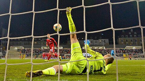 Im Elfmeterschießen pariert Löwen-Keeper Marco Hiller drei Elfer.