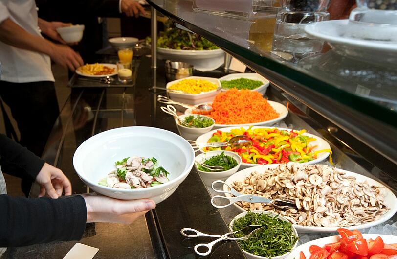 Nicht immer nur Pommes und Schnitzel: In der Kantine sollten Arbeitnehmer öfter einmal zu Salat greifen.